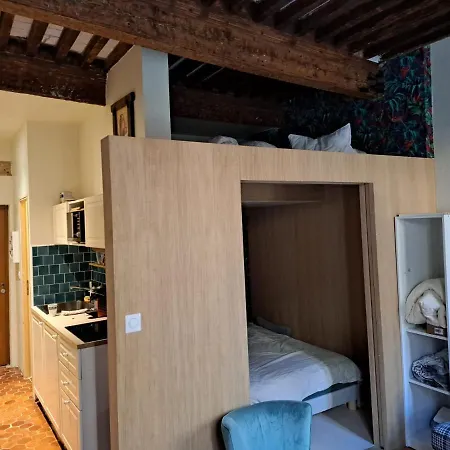 Renovated Fully Equipped Studio For 2 To 4 Pers Apartment *